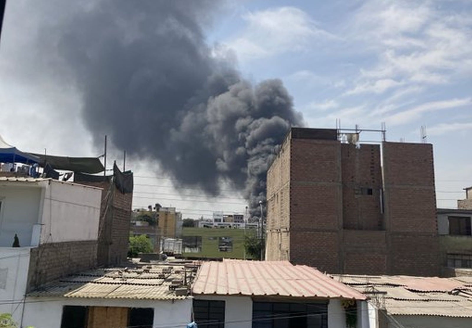 Incendio en San Juan de Lurigancho: más de 10 unidades de bomberos atienden emergencia en un depósito