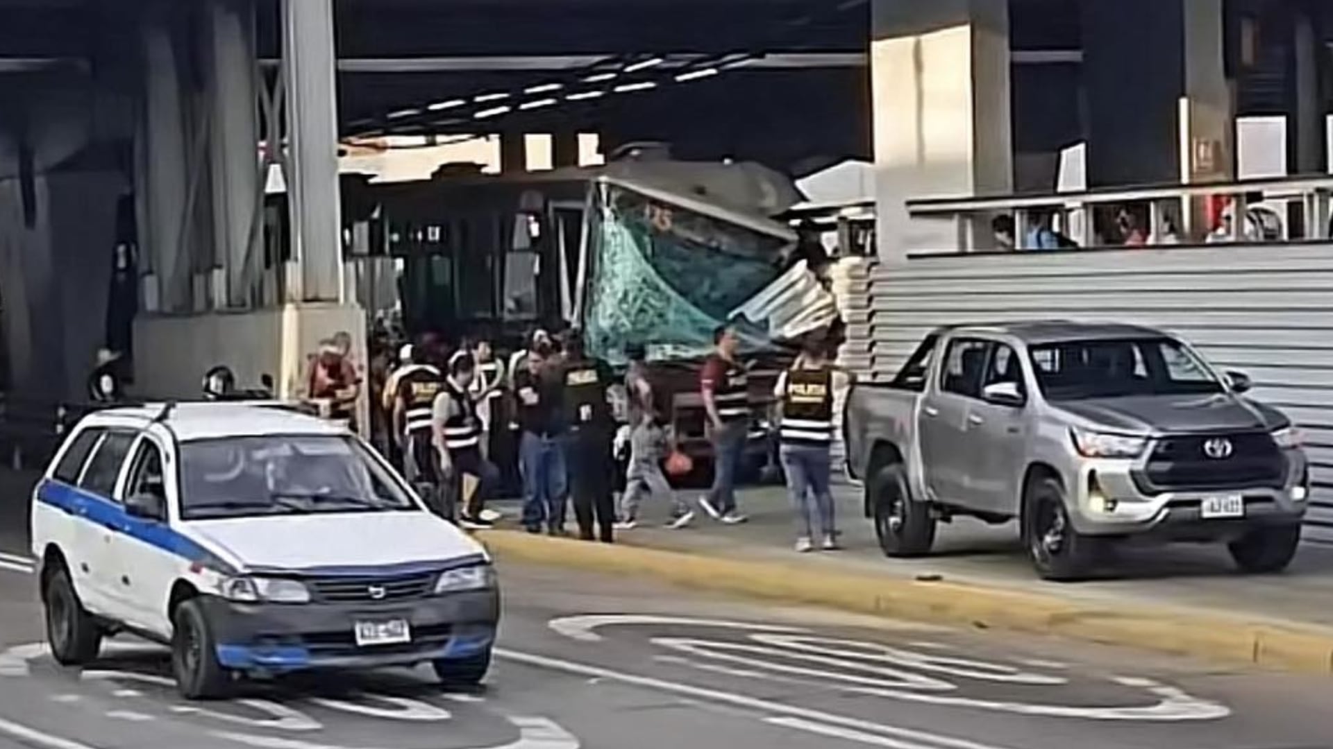 Bus del Metropolitano choca en la Vía Expresa: unidad impactó contra estructura de la estación Andrés Reyes y deja 18 heridos