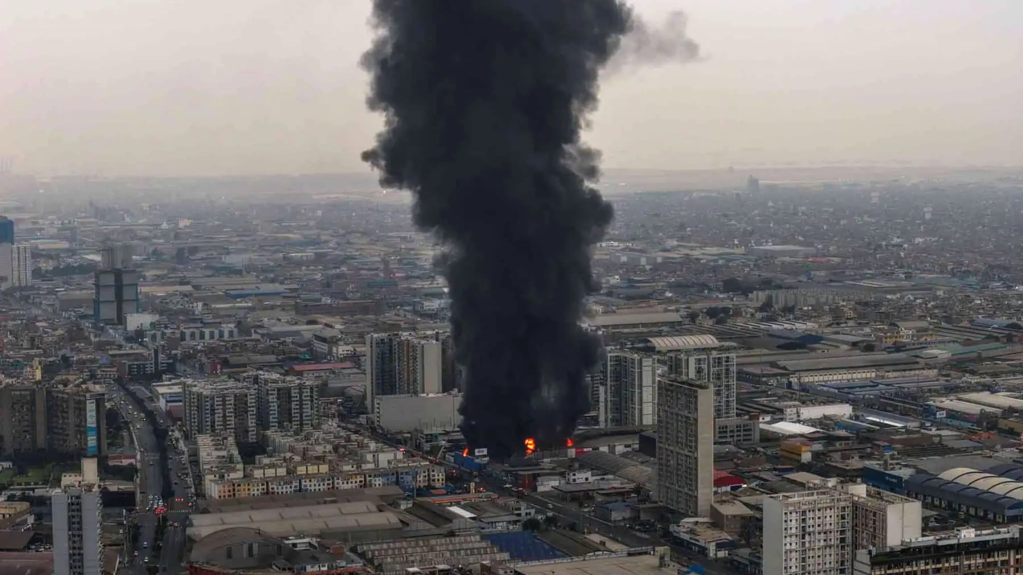 Incendio de gran magnitud en el Cercado de Lima: bomberos controlan siniestro en un almacén de la avenida Colonial