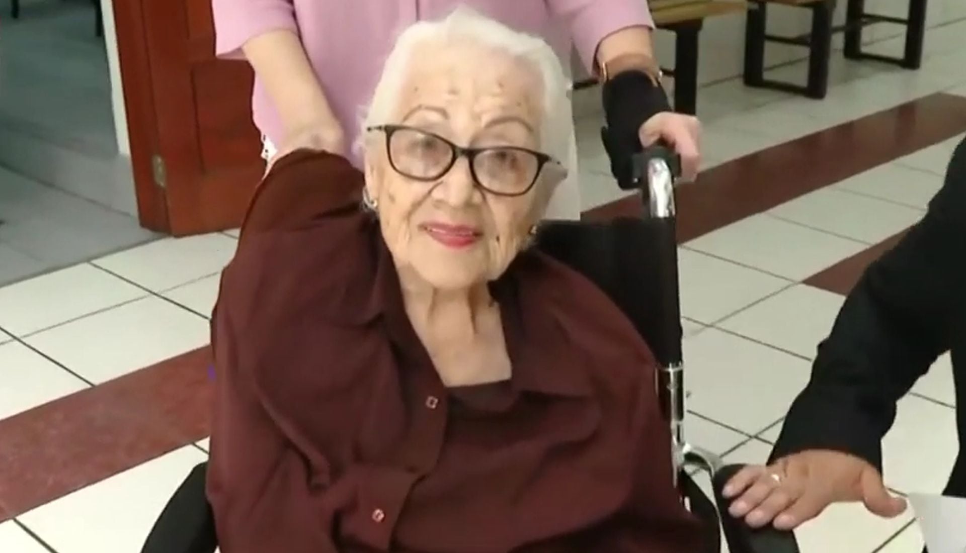 Adulta mayor de 96 años da ejemplo de patriotismo al acudir a votar en estas Elecciones 2026