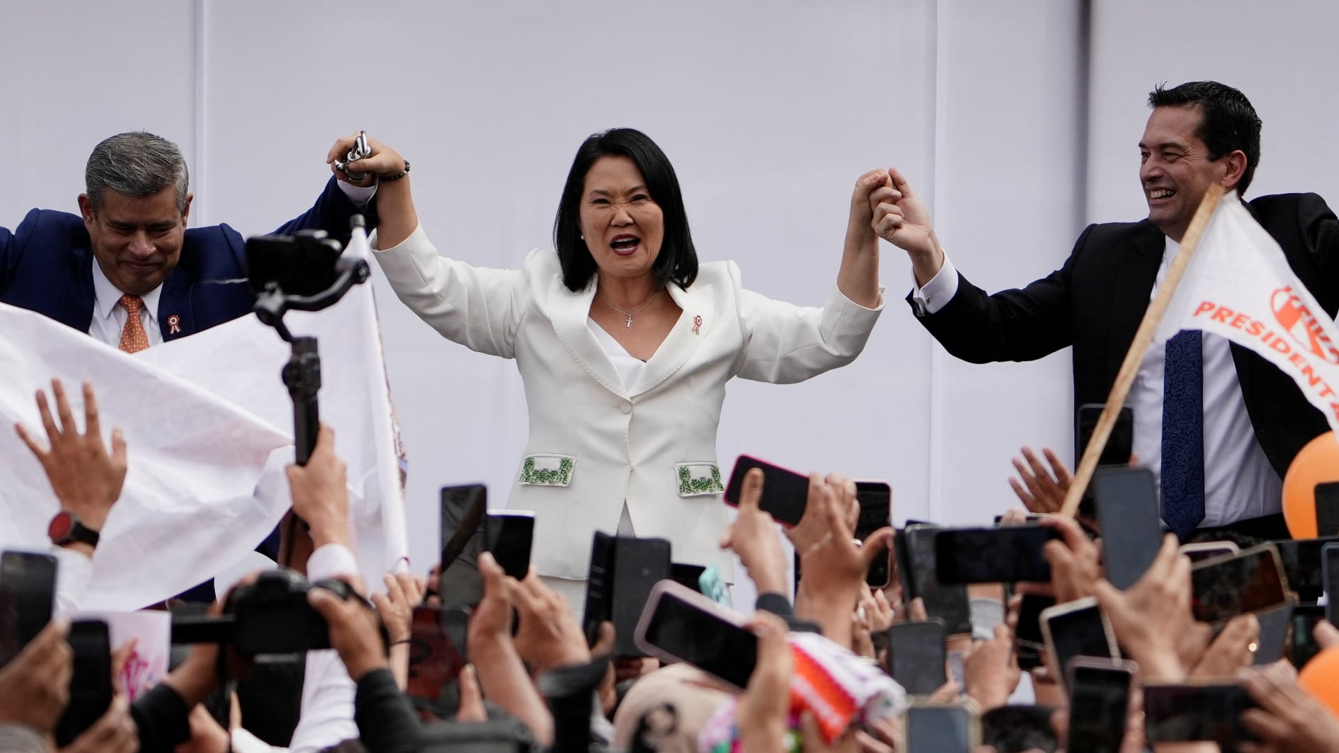 Keiko Fujimori impulsa una nueva imagen con prendas de origen nacional y apoyo a diseñadoras peruanas como Sue Zacnich