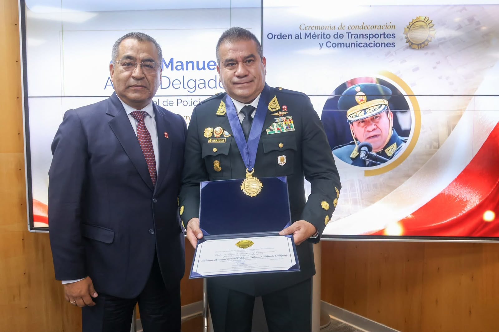 MTC condecora a Óscar Arriola en medio de críticas por nunca haber capturado a Vladimir Cerrón