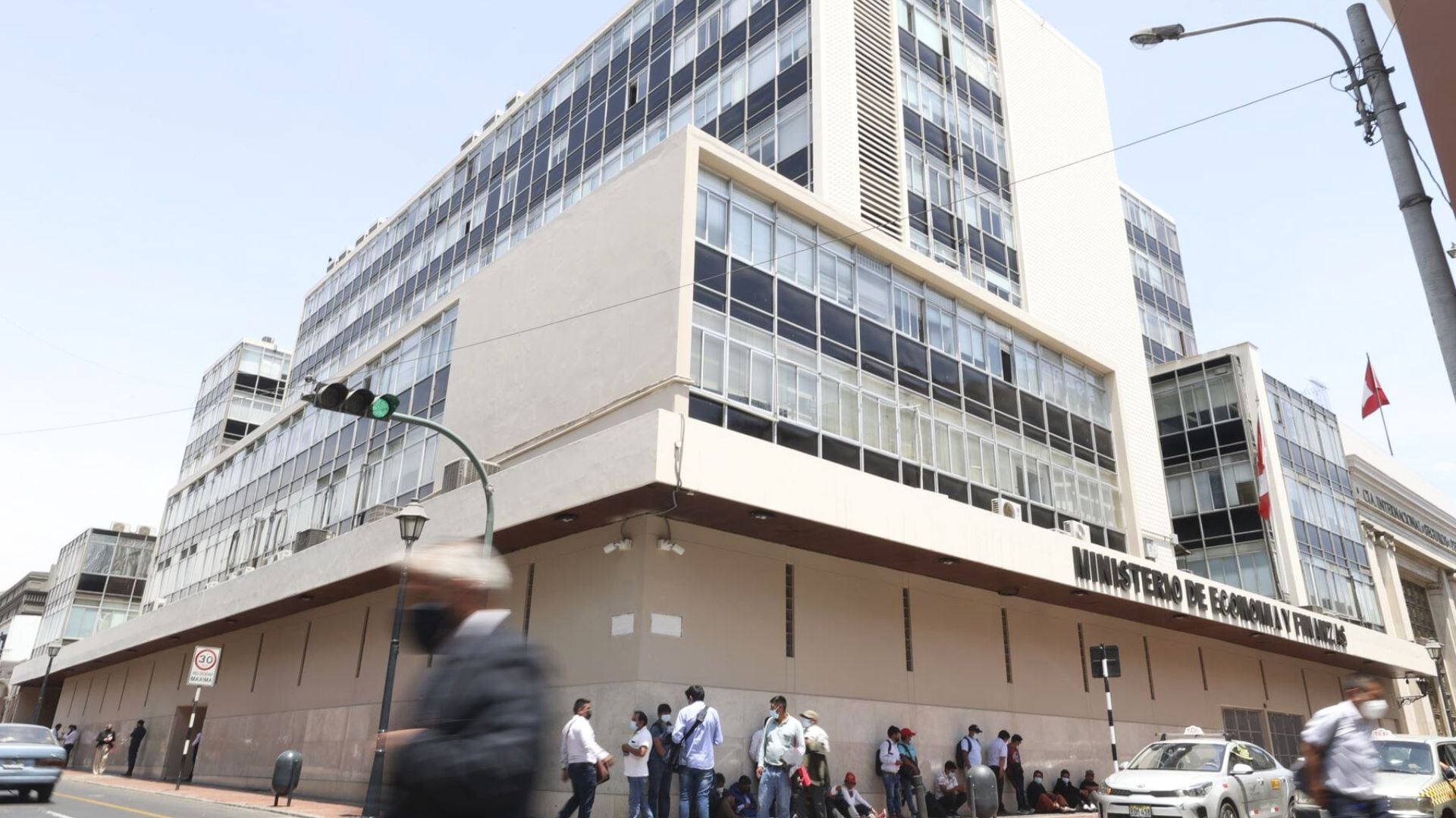 MEF confirma aumento salarial de S/125 para trabajadores públicos: ¿Quiénes reciben más?