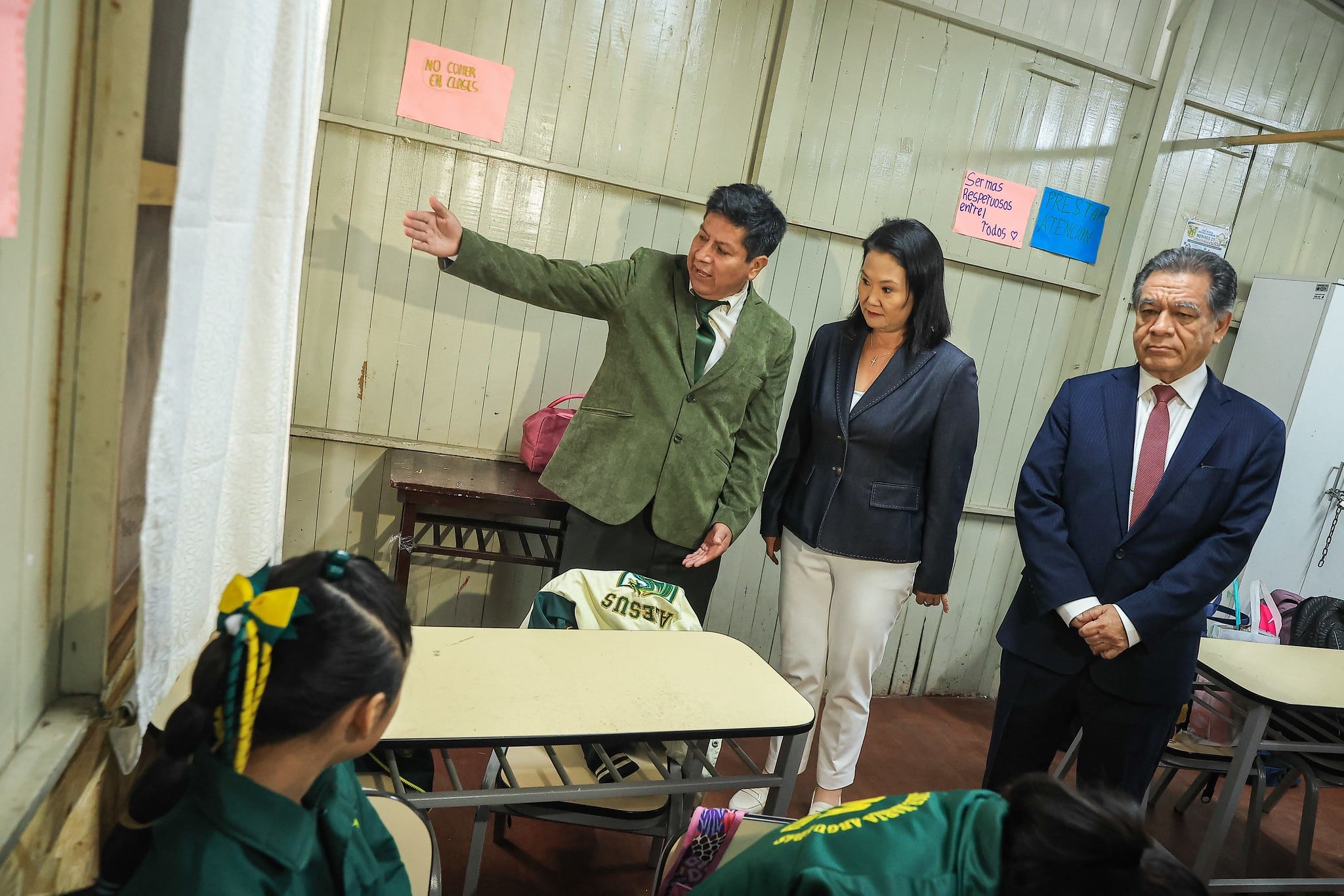Keiko Fujimori anuncia construcción de 500 colegios por año y conexión total a internet para julio del 2027